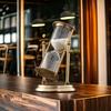 Elegante Sanduhr mit drehbarem Metallständer und fließendem Sand