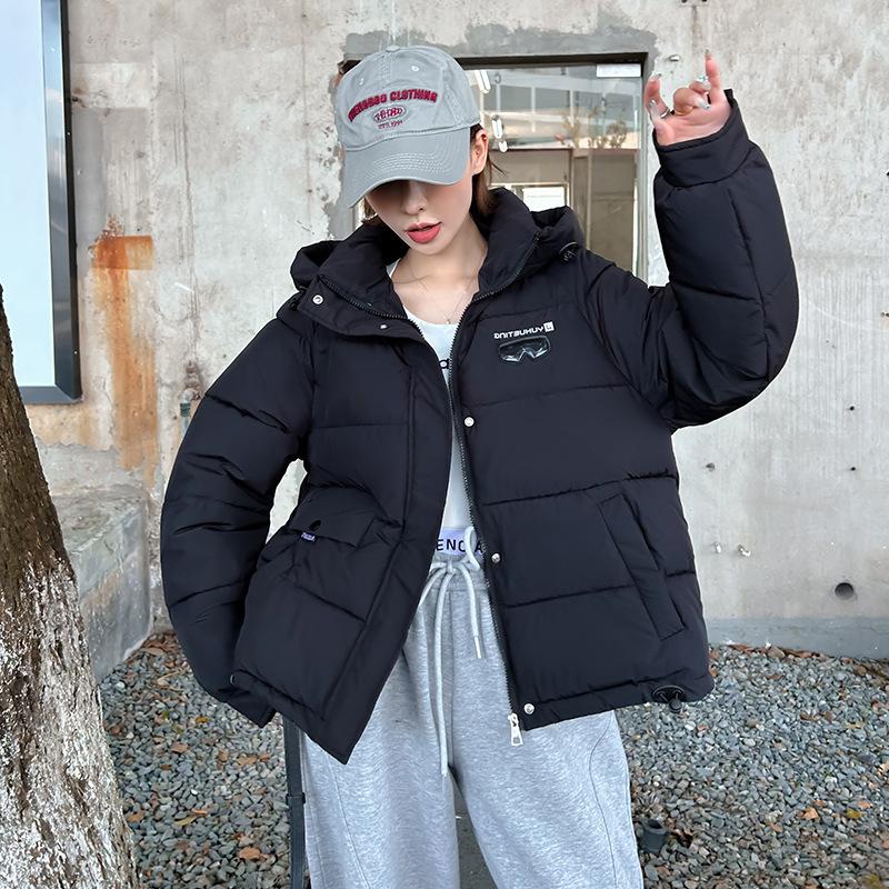 

Женская короткая ветрозащитная теплая зимняя куртка с капюшоном и отделкой в виде очков M чёрный