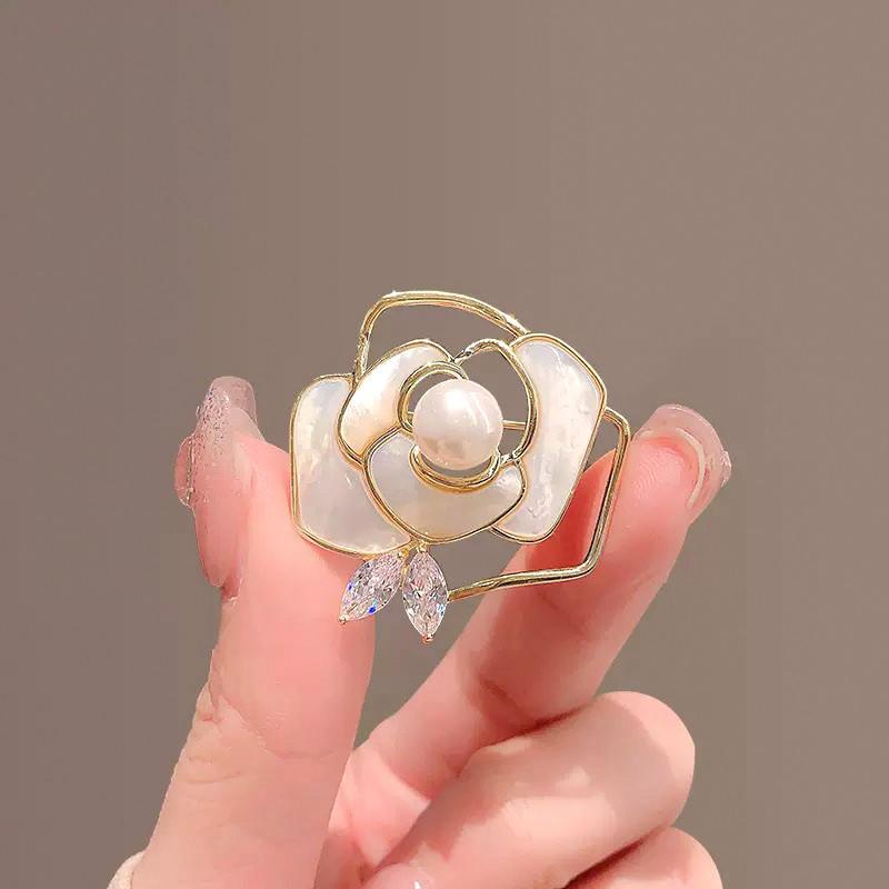 1/2 Pcs Camellia Pearl Brooch Badge Mourning Funeral Corsage Pin High-End French Elegant Clothes Scarf Accessories Brooch Gift