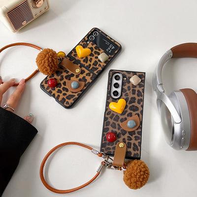 Pro Samsung Zflip7 véčkový skládací displej Zflip6 přenosné lano náramek s kožešinovou koulí pouzdro na mobilní telefon Love leopardí potisk