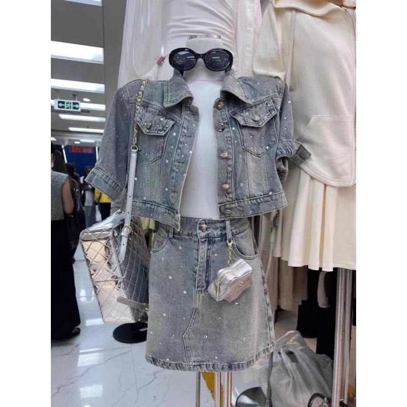Set Denim Elegant de Vară cu Strassuri: Jachetă Retro cu Mânecă Scurtă + Pantaloni Scurți cu Talie Înaltă pentru Femei