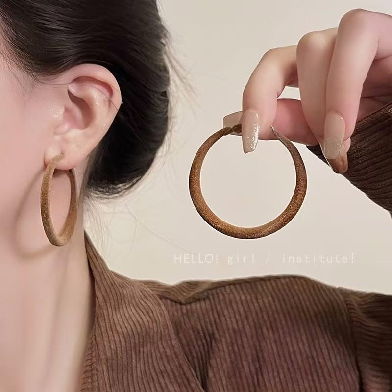 2025 Trendy High-End Retro Earrings: Autumn/Winter Design