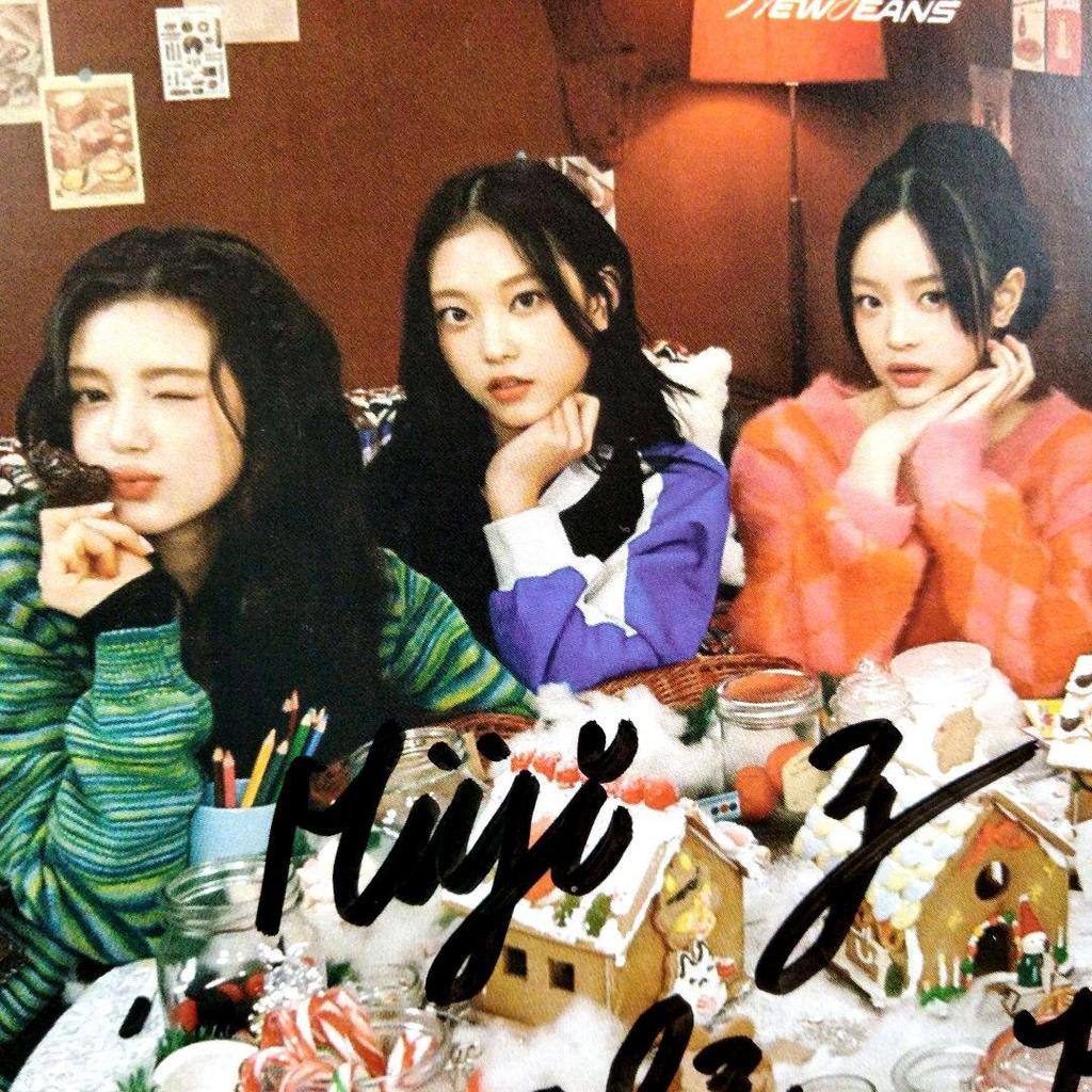 [USED] On sale...New Jeans autographed official card photo...