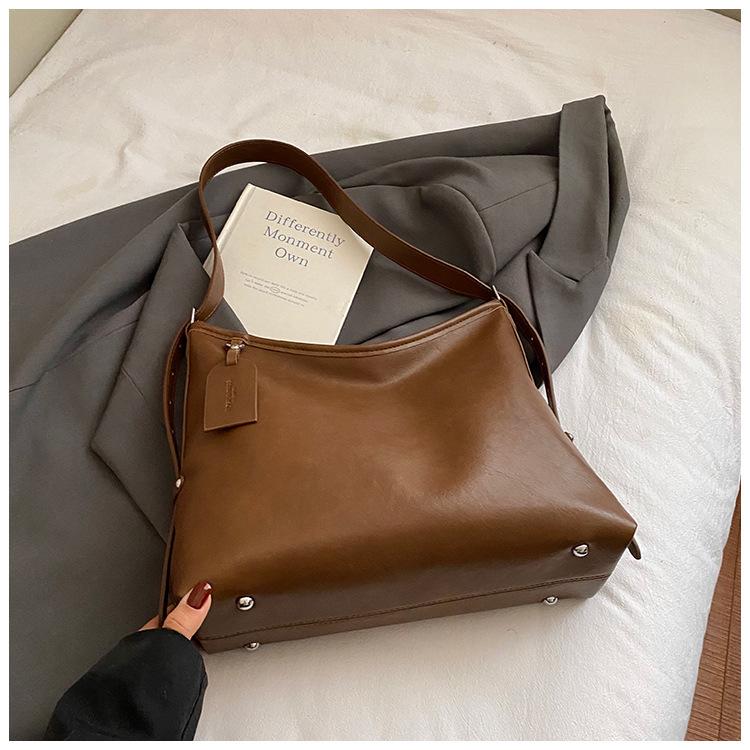 

Сумка большой вместимости женская осень-зима 2025 новая ретро универсальная сумка через плечо повседневная простая сумка-тоут для поездок на работу коричневый