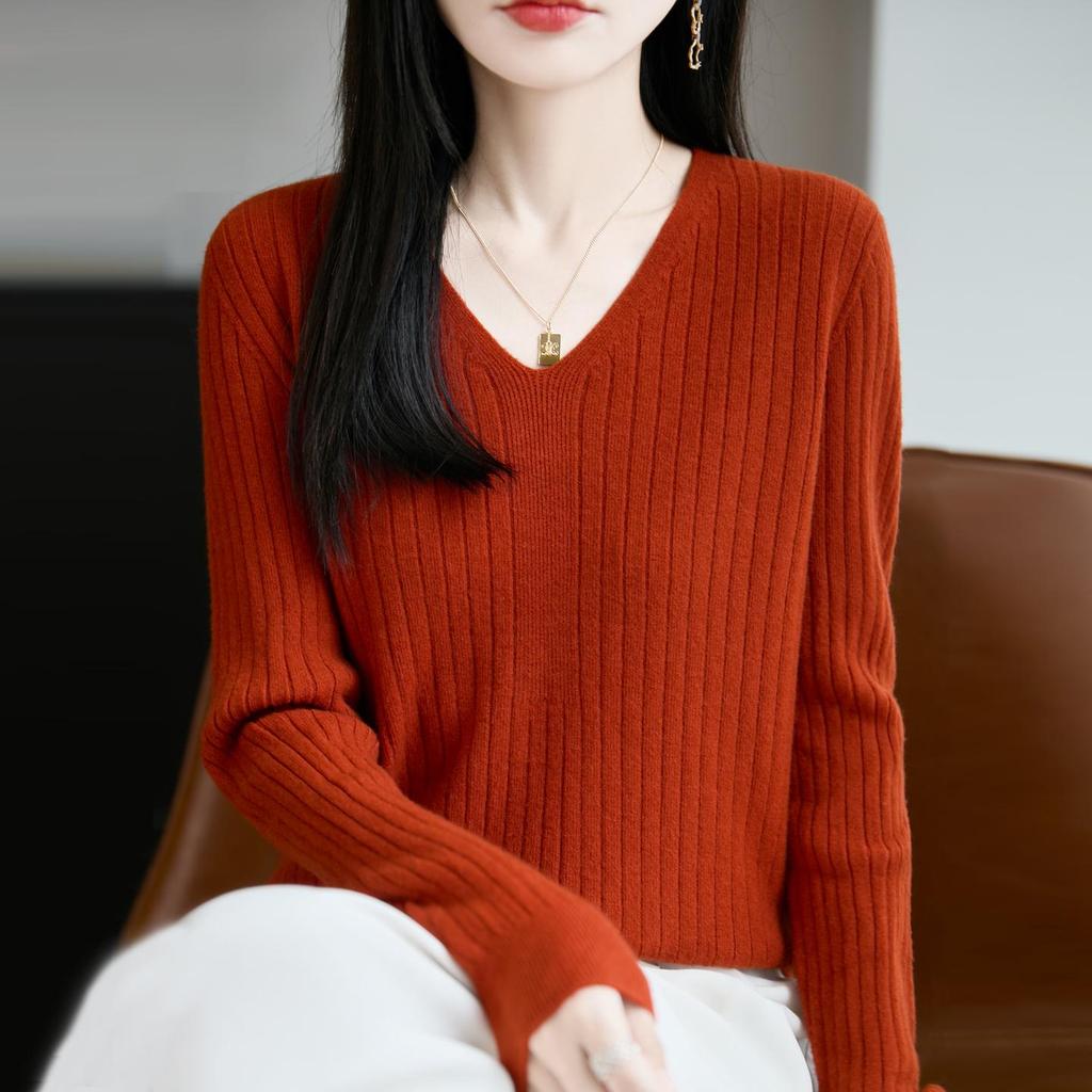 Temperamental Minimalist Women's V-neck Slimming Sweater - Soft, Casual, Skin-friendly Knitted Base for Autumn/Winter.