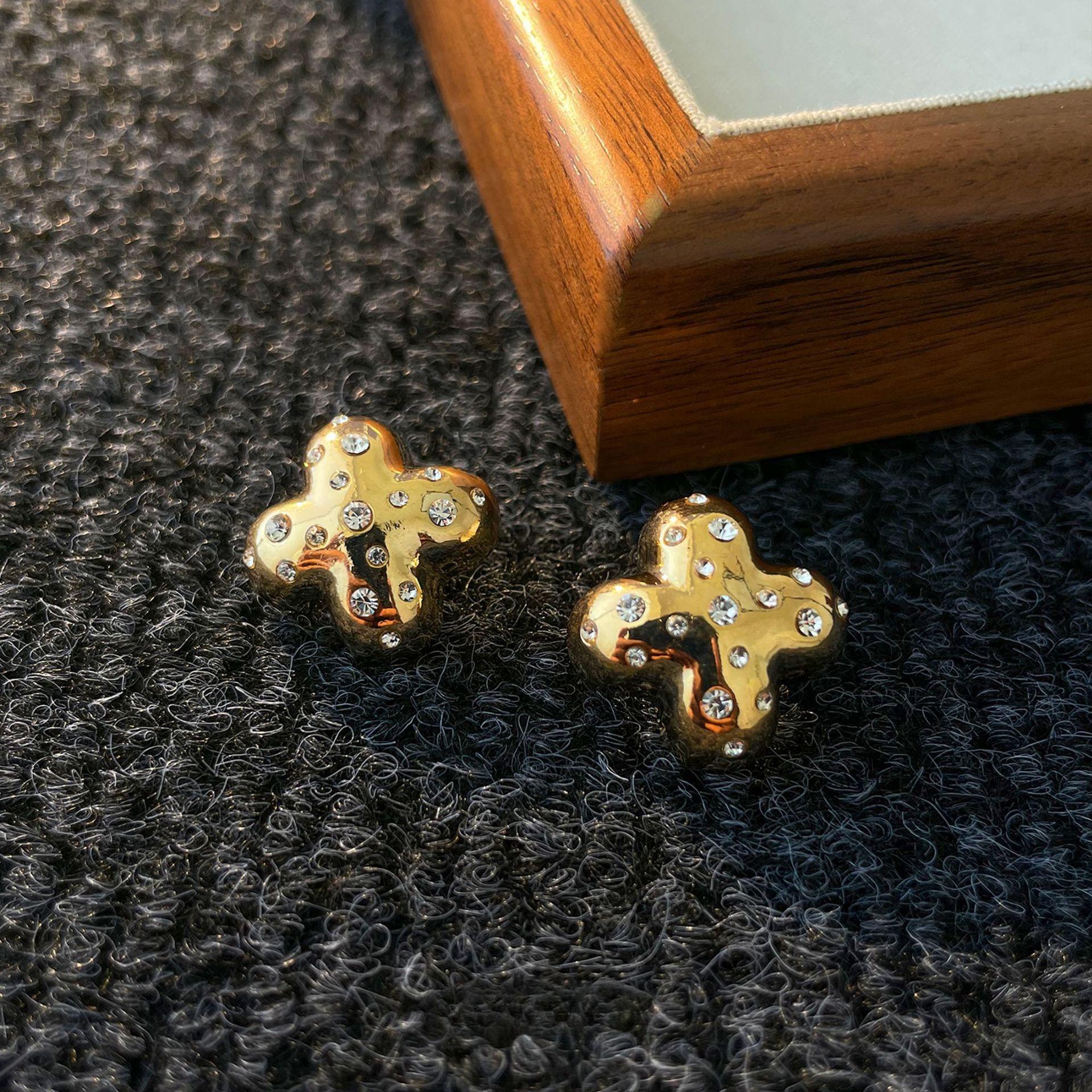 

Geometric Stud Earrings, Fashion Temperament, High-end Earrings, Daily Simple and Versatile, Niche Design Earrings