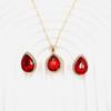 Versatile Set di Gioielli in Tre Pezzi: Collana e Orecchini Multicolor con Design a Goccia d'Acqua di Cristallo con Diamanti.