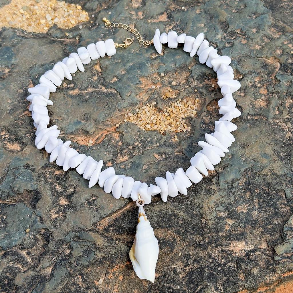 1PCS Fashionable Simple White Crushed Stone Conch Pendant Necklace for Women, Beach Vacation Conch Necklace