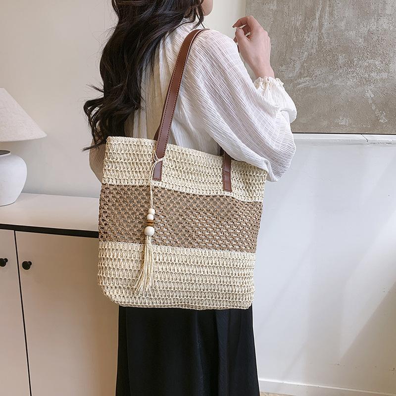 Sac Cabas en Paille pour Femme Grande Capacité Sac à Main en Rotin Tressé Sac de Plage d'Été Sac Bandoulière Couleur Contrastante Décor Pompon