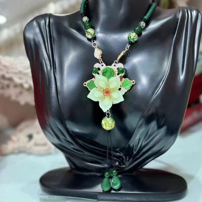 Catena di maglioni retrò Yaochi Qinglian: Collana da donna di alta qualità con ciondolo autunno/inverno