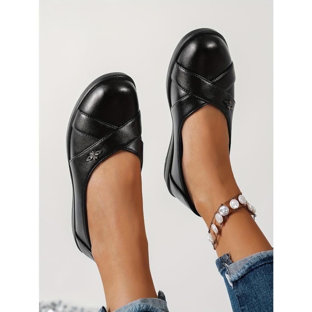 Large Size Popular Minimalist Metal Badge Decoration, Lightweight, Comfortable, Fashionable and Versatile Women's Flat Loafers