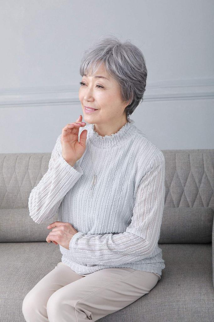 Full wig for ladies, feather curls, half heat resistant dark gray hair