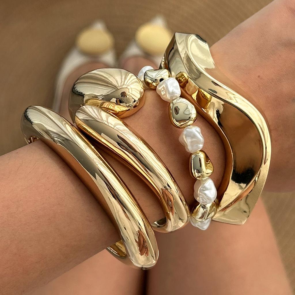 Design Sense, Fashion Trend, Metal Smooth Water Drop Hug Bracelet, Irregular Imitation Pearl Jewelry