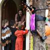 Stor Kræsjende Heks Inn i Tre Halloween Dekorasjon Ute Flygende Heks Treffer Tre Rekvisitt for Utendørs Gård Hage Plen Veranda Dekor