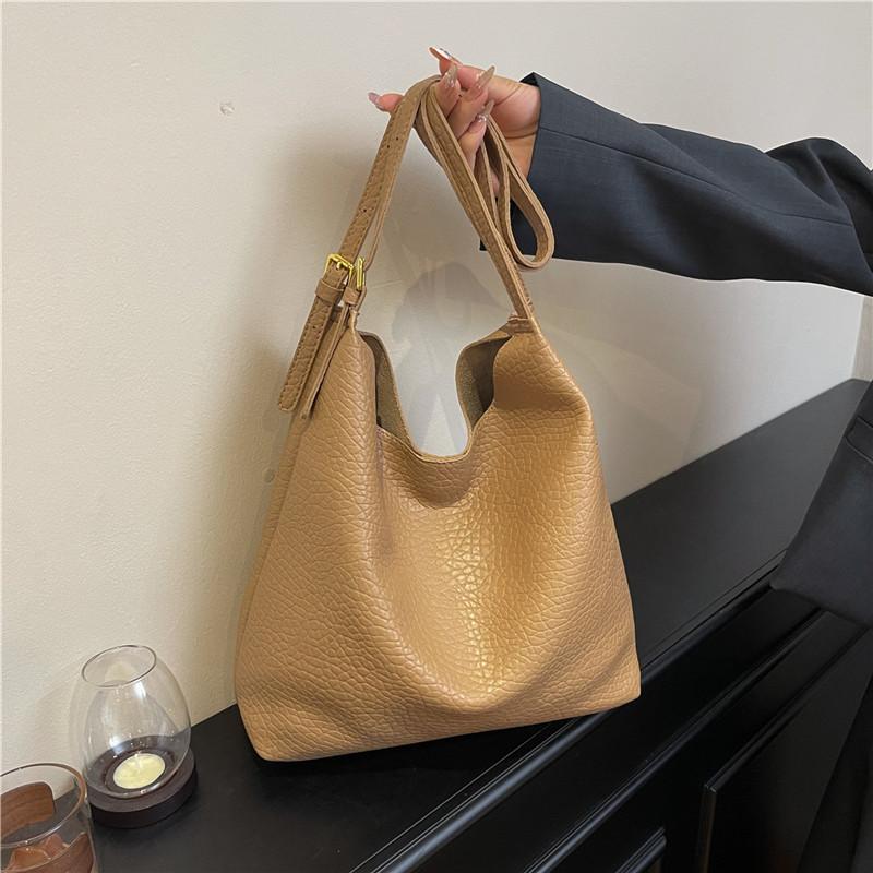 Large-capacity bag women's 2025 new autumn and winter retro style lychee pattern handbag for class commuting shoulder tote bag