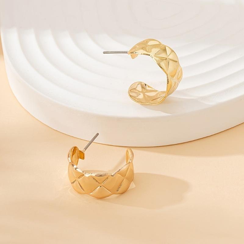 A pair of alloy geometric earrings, fashionable and atmospheric, retro, elegant and simple, for friends