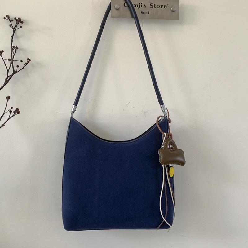 Retro, Fashionable and Casual Tote Bag, A Stylish and Trendy Large-capacity Commuter Single-shoulder Bag for Autumn