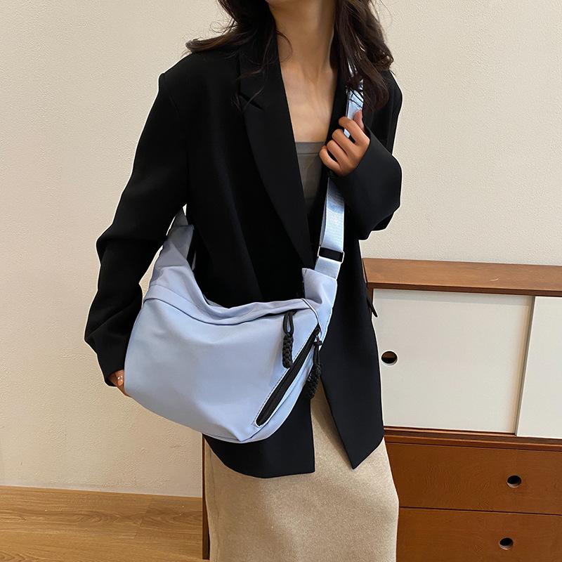 

Fashion Sports Wind Large Capacity Shoulder Bag Women s 2025 Tide Casual Versatile Dumpling Bag Oblique Span Bag one size fits all синій
