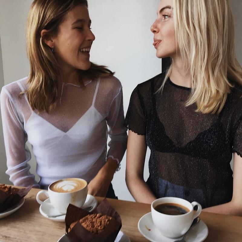 חולצת טי שירט רשת שקופה סקסית חדשה לנשים, עם שרוולים ארוכים, בסיס משי מבריק, אופנתית לאביב קיץ, טופ קצר רב-תכליתי, חולצה צמודה