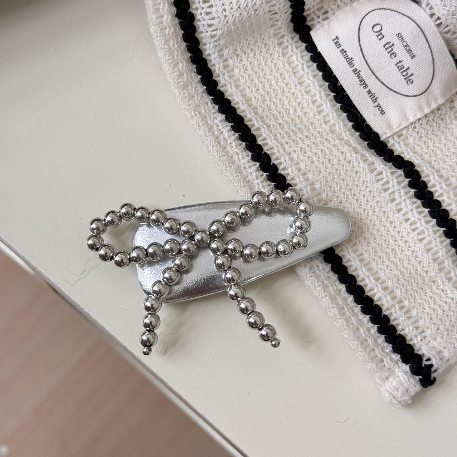 

Korean version of the new metallic silver beads bow hairpin leather break clip sweet temperament versatile side accessories girl