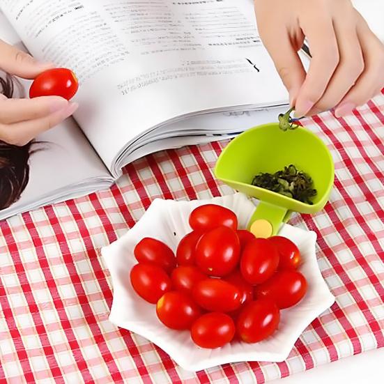 Clip-On Condiment Bowls Silicone Dipping Dishes with Secure Grip Dishwasher Safe Sauce Cups for Ketchup Mustard And Snacks