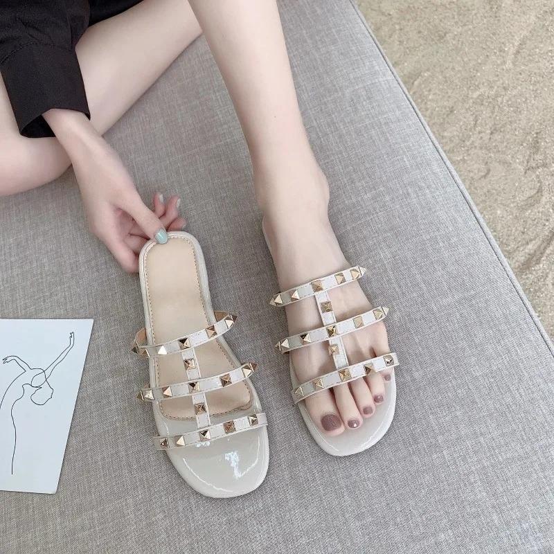 

Fashion Rivet Hollow Soft Sole Anti-slip Wear-resistant Slippers Summer New Round Toe Flat Flip-Flops 39