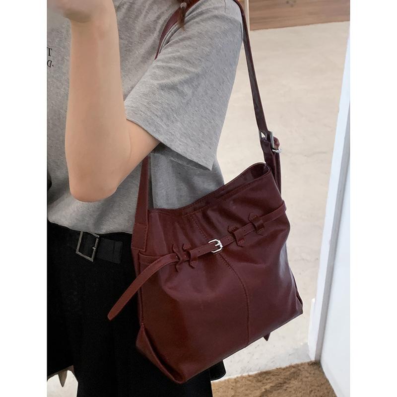 

Simple texture underarm commuter bag women s bag 2025 new soft surface solid color bucket bag belt buckle shoulder bag красный