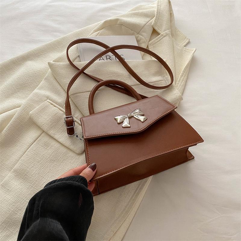 

Жіноча сумка 2024 нова маленька свіжа сумочка 2024 в іноземному стилі сумка через плече з бантом персоналізована повсякденна маленька квадратна сумка кавовий
