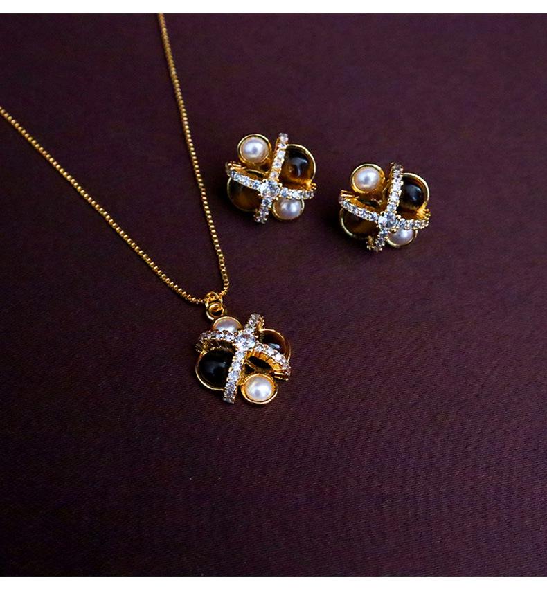 Retro Tiger Eye Shell Bead Necklace: Women's Versatile, High-End, Unique Fashion with Zircon Clavicle Chain