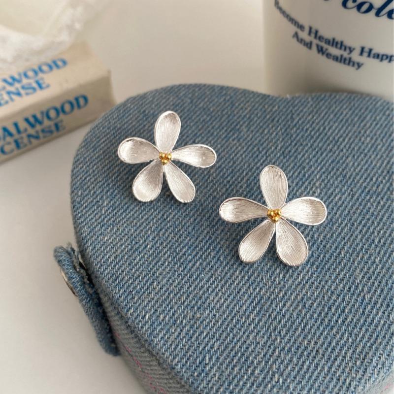 Spring and Summer Daisy Flower Earrings Niche Fresh Temperament Beautiful Fairy Stud Earrings Women