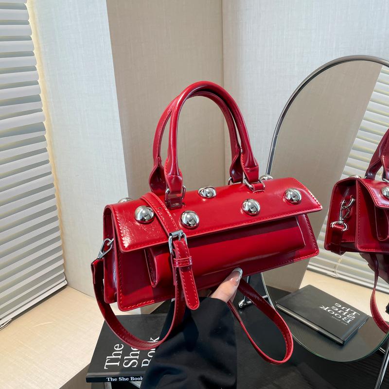 

Internet celebrity armpit bag 2025 new Korean version fashion rivet personalized handbag women shoulder messenger tote bag tide червоний