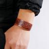 Herrenarmband aus geprägtem Leder im Vintage-Stil, dunkelbraun
