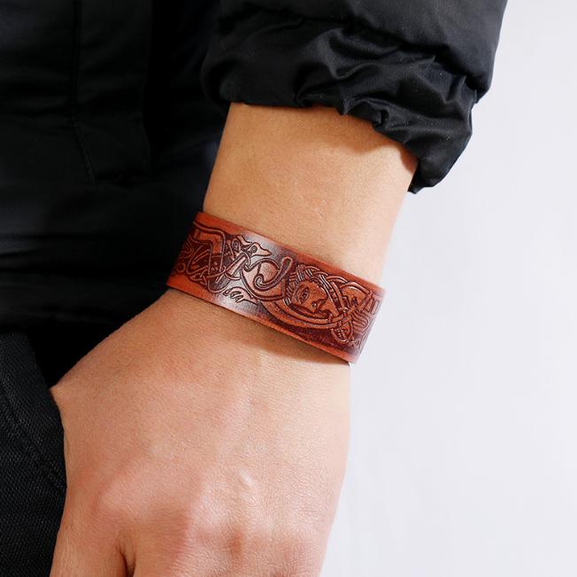 Herrenarmband aus geprägtem Leder im Vintage-Stil, dunkelbraun