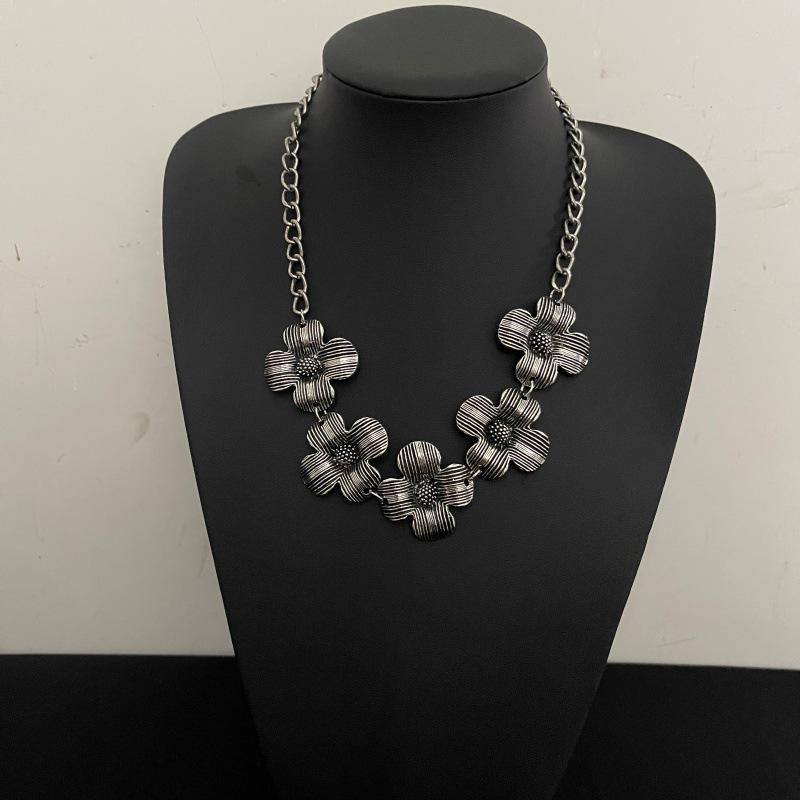 Unique Style Flower Necklace: Trendy High-Class Clavicle Chain for Women, Exquisite Temperament Choker