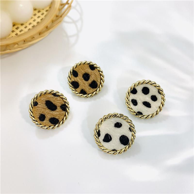 

Круглые плюшевые леопардовые серьги во французском стиле ретро, ​​женские простые и универсальные нишевые серьги с темпераментом