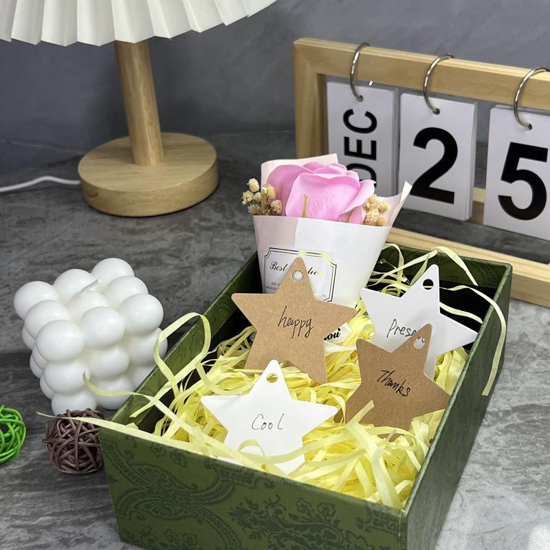 50 szt. Puste zawieszki z papieru kraftowego, zawieszka odzieżowa, kształt gwiazdy, zawieszka na prezent, karty z etykietami cenowymi DIY ze sznurkiem
