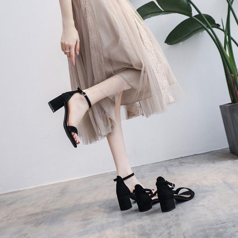 Huizhou Damenschuhe mit Sandalen weiblich neu Fee dicker Absatz mittlerer Absatz Mädchen hohe Absätze