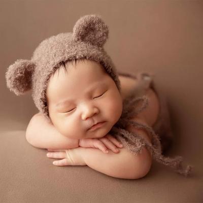 Handgemachte Gestrickte Braunbärenpuppe Reizende Baby-Foto-Requisite mit Ballon Doppelte Verwendung als Babyspielzeug Foto-Dekorationszubehör
