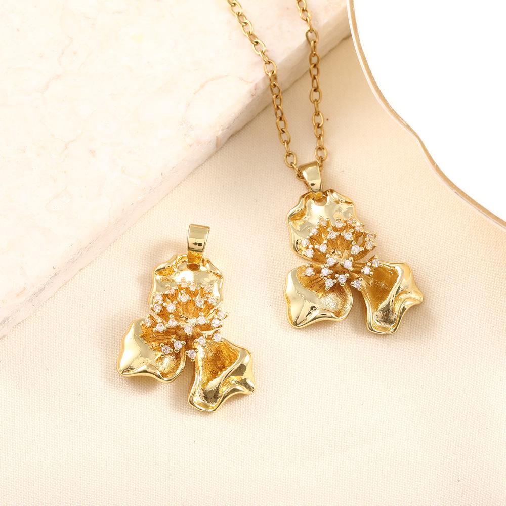 European and American Gold-Plated Geometric Flower Pendant with Zircon Necklace Accessory