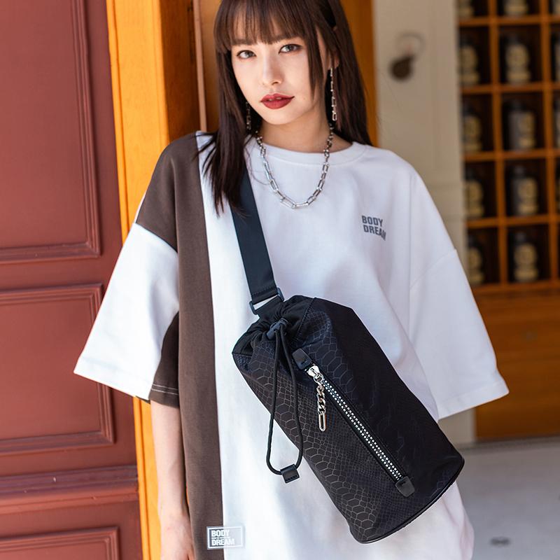 Erkek Kadın Kova çantası Trendy Baskılı Geometrik Silindirik Şekilli Çapraz Çanta 14.1 inç PU Deri Gümüş Leopar / Naylon Siyah Yılan Derisi