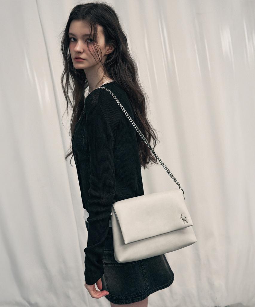Leathery Flap Chain Shoulder Bag [Black]
