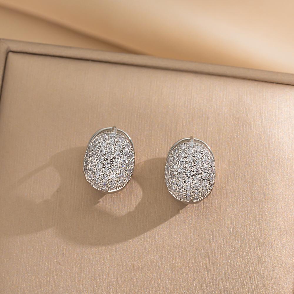 Eleganckie kolczyki sztyfty z cyrkoniami w kształcie koniczynki i misia - Nowy szykowny design