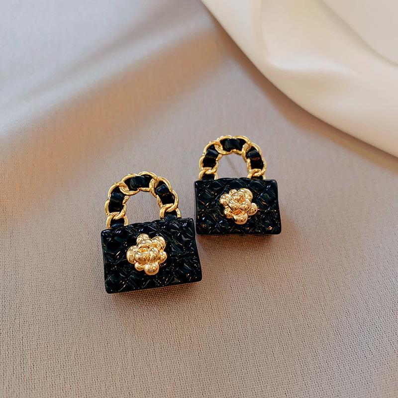 Geometrische Plissee-Ohrringe mit Glasperlen der Black Series: Elegante silberne Ohrstecker mit einem luxuriösen und vielseitigen Design.