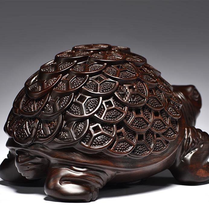 Geschnitztes Ebenholz-Ornament einer goldenen Schildkröte für die Feng Shui-Dekoration von Zuhause und Büro
