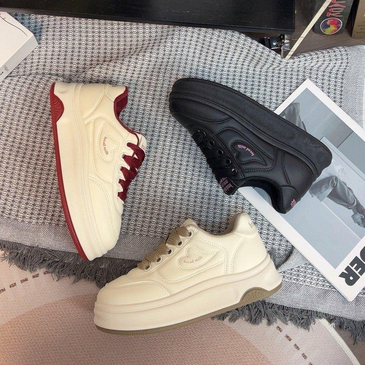 Népszerű sokoldalú platform fehér cipő női tavaszi niche divat deszkás cipő 2025 új sportos és szabadidős kenyércipő női