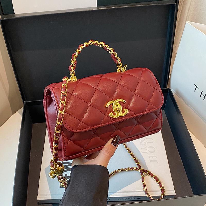 Bolsa Transversal Pequena Xiangfeng Mini com Corrente em Xadrez Diamante e Bola Dourada - Vermelha, Moda Outono