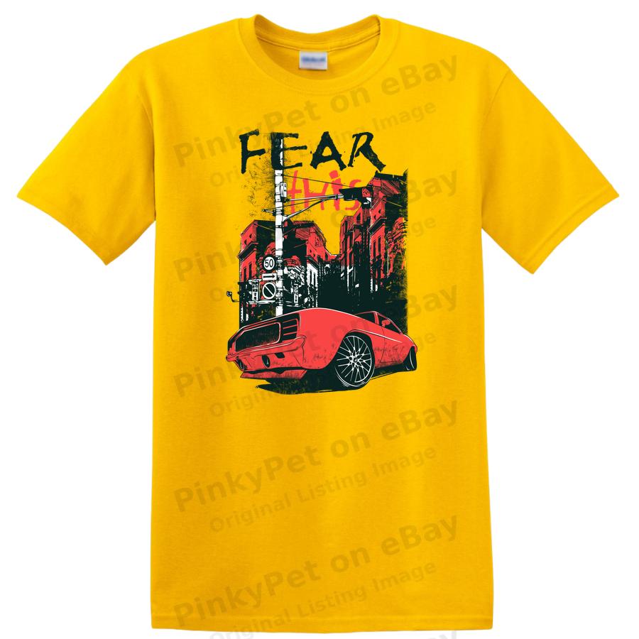 Röd Sportbil Stadsmiljö T-shirt Grafisk Vintage Cool Tee Design Konst