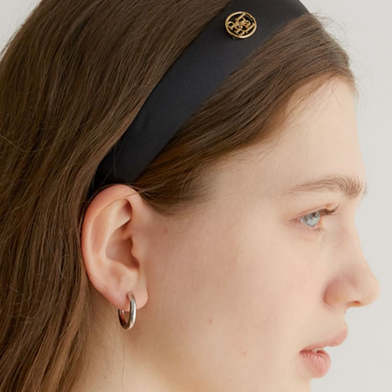 halden flat satin logo pendant hairband (H007_black)