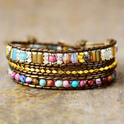 Dreireihiges Armband mit natürlichen Steinen aus lila Kaiserjaspis, kreativ designt und handgefertigt mit gewebtem Leder.