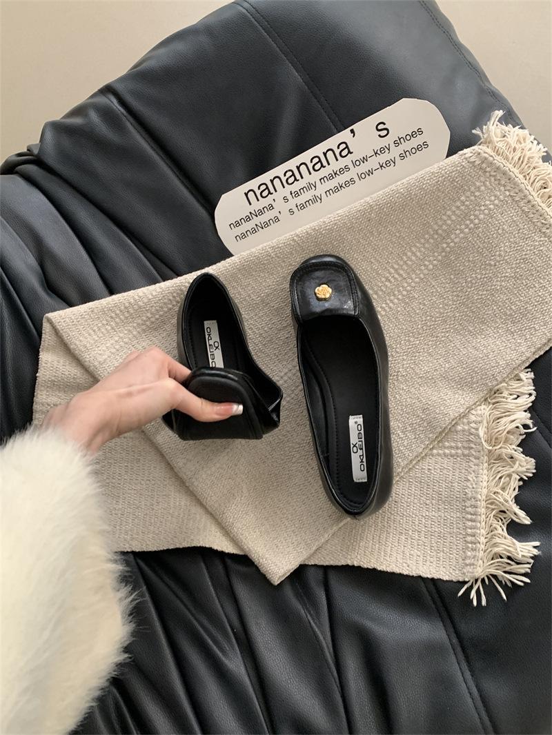 

Французские туфли с юбкой на плоской подошве женские 2025 новые неглубокие горлышки маленькие ароматные ветряные металлические пряжки нежные балетки женские туфли 40 чёрный